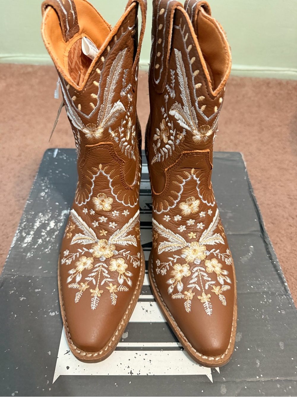 dingo Brown Leather Western Boots with White & Gold Floral Stitching
